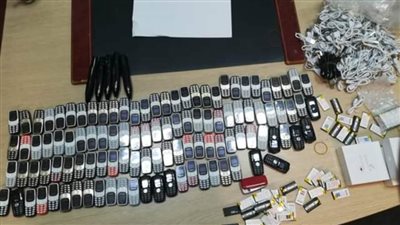 إحباط محاولات تهريب هواتف محمولة وأقراص مخدرة في مطار القاهرة