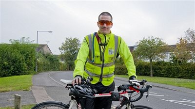 بالفيديو.. مواطن بريطاني يطارد مستخدمي الهاتف أثناء القيادة