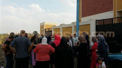 بالصور.. تجمهر لأولياء أمور مدرسة صلاح سالم للغات بمنية النصر