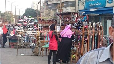بالصور..عودة الباعة لشارع «العامل الأول» بعد انصراف المحافظ بدقائق
