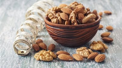 للمرأة العاملة خلال الريجيم.. 6 وجبات خفيفة اصحبيها معك للعمل