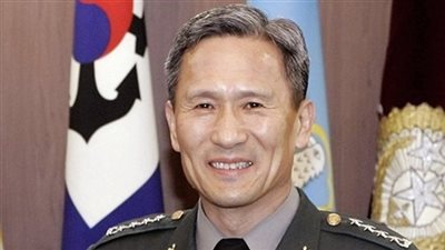 وزير الدفاع الكورى الجنوبى يتسلم طردا 