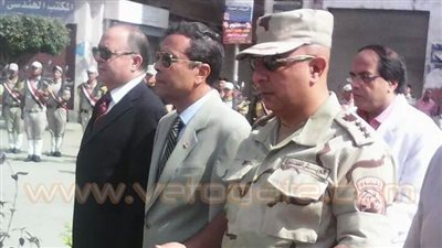 بالصور..محافظ المنوفية يضع إكليل الزهور على النصب التذكارى