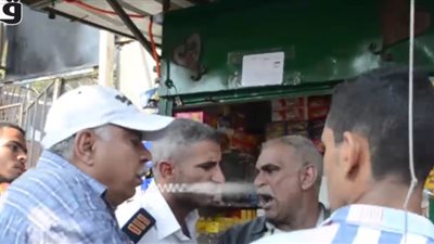 بالفيديو.. مشادة بين صاحب كشك مخالف والأمن في إمبابة