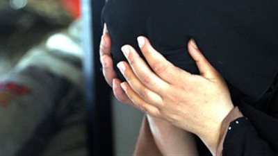 حبس ربة منزل لتسترها على عشيقها عقب قتله زوجها