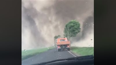 شاهد كيف واجهت سيارتين عاصفة قوية بألمانيا (فيديو)