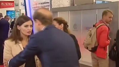 لحظة إغماء مراسلة خلال مقابلة مع وزير روسي (فيديو)