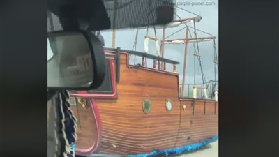 رجل يقود سفينة وسط السيارات (فيديو)