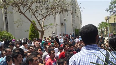 تكدس المواطنين أمام مكتب الشكاوى بمجلس الوزراء