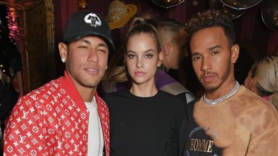 بالصور.. فضيحة جنسية لـ «نيمار» مع عارضة أزياء ملابس داخلية