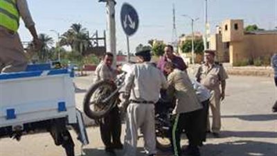 ضبط 31 دراجة بخارية بدون لوحات معدنية و995 مخالفة في قنا