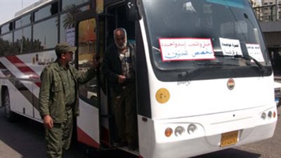 الجيش ينقل المواطنين من أمام جامعة عين شمس بأتوبيسات القوات المسلحة