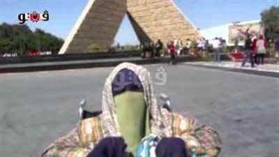 بالفيديو.. سيدة «قعيدة» أمام النصب التذكاري تناشد المسئولين