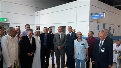 رئيس القابضة للمطارات يستقبل بعثة حج «مطار القاهرة» (صور)