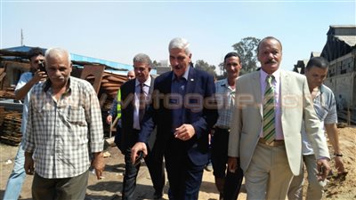 رئيس هيئة السكك الحديدية يفاجئ العاملين بورش العباسية