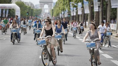 بالصور.. «باريس» تمنع سير السيارات في شوارعها