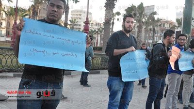 بالفيديو والصور.. وقفة أمام تمثال سعد زغلول بالإسكندرية للمطالبة بإلغاء قانون التظاهر