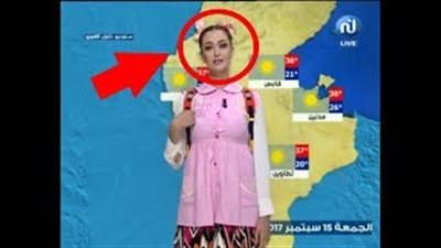 بالفيديو.. مذيعة عربية تقدم النشرة الجوية بملابس غريبة