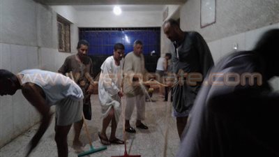 بالصور.. معلمو وأهالي «البراهمة» بقنا ينظفون المدارس استعدادا للدراسة