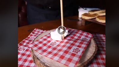 أكبر تحدي بان كيك بمطعم بريطاني (فيديو)