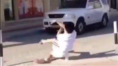 بالفيديو.. سقوط مروع لشاب حاول التزلج