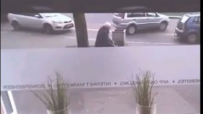 بالفيديو.. رد فعل غريب لرجل وقع حادث تصادم مروع أمامه