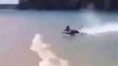 بالفيديو.. شاب يتعرض لحادث مروع بسبب التزلج