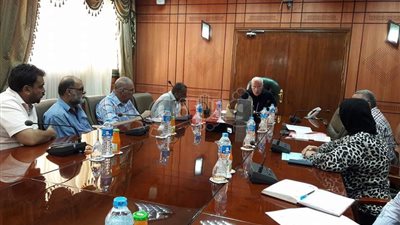 محافظ بورسعيد يبحث مقترحات تطوير عزبة أبو عوف