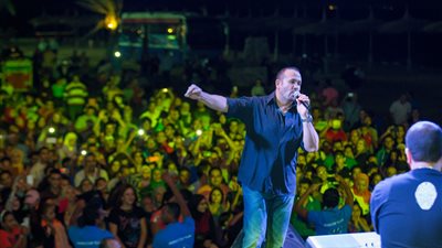 بالصور.. هشام عباس يحيي حفل عيد الأضحى بـ«موسى كوست»