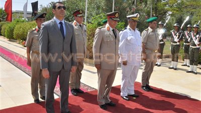 بالصور.. محافظ أسيوط يضع إكليلا من الزهور على قبر الجندي المجهول