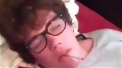 بالفيديو.. تصرف غير متوقع لشاب نائم نفذ صديقه مقلبا به