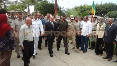 بالصور.. محافظ دمياط يضع أكاليل الزهور على قبر الجندي المجهول