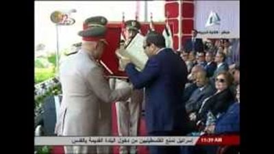 بالفيديو.. وزير الدفاع يهدي السيسي مصحفا خلال احتفالات أكتوبر