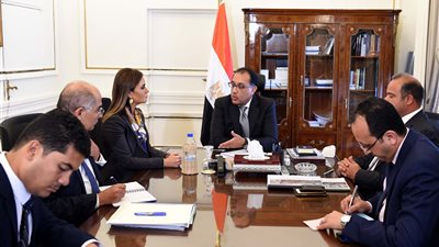 مدبولي يجتمع بسحر نصر ورئيس البورصة