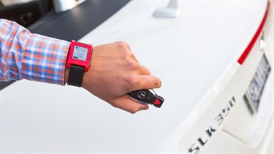 «ساعة» تتحكم فى سيارات «مرسيدس»