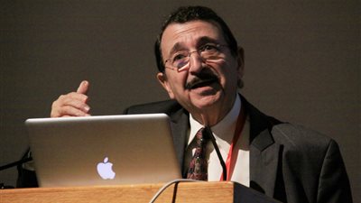 مصطفى السيد: علاج السرطان بجزيئات الذهب أرخص من الأدوية الحالية