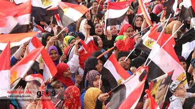 رقص على «تسلم الأيادي» احتفالًا بـ«أكتوبر» في «التحرير»