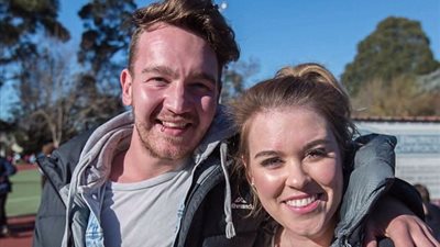 بالفيديو والصور.. شاب يصمم لعبة بداخلها مفاجأة لطلب يد حبيبته