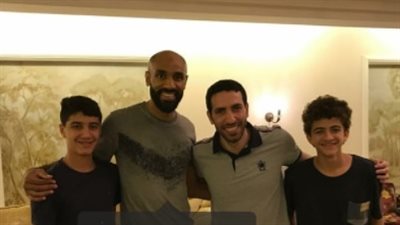 «أبو تريكة» ينشر صورة بصحبة أولاده والأسطورة كانوتيه
