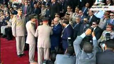 بالفيديو.. وزير الدفاع يهدي رئيس تونس مصحفًا خلال احتفالات أكتوبر