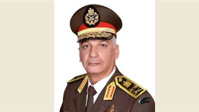 الدفاع تهدي مسدسا مذهبا لرئيس أركان باكستان