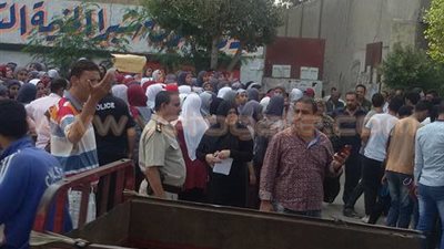 بالصور.. أولياء أمور طلاب الثانوية يحتجون أمام الإدارة التعليمية بشبرا