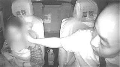 لقطات مذهلة لسائق تاكسي ينقذ فتاة من الانتحار (فيديو)