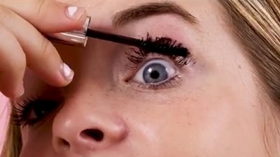 رموش صناعية جديدة على شكل «ماسكارا» (فيديو)