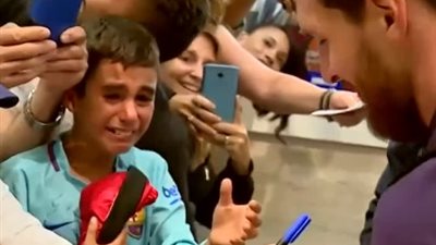 طفل يبكي بعد الحصول على توقيع «ميسي» (فيديو)