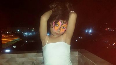 بالصور.. طفلة تقدم عروضا على مسرح الجامعة الأمريكية