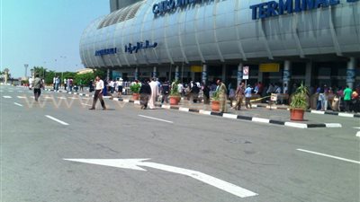 بالصور.. تكدس بمطار القاهرة بسبب تذكرة الخيمة المكيفة