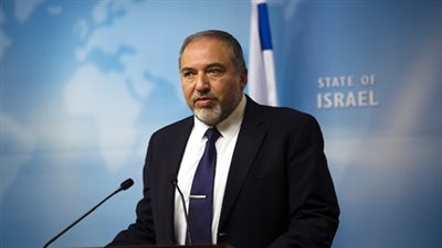 مسئول عسكري إسرائيلي يحرج ليبرمان بشأن محادثات الهدنة