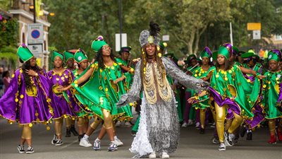 المئات يتدفقون على مهرجان نوتينج هيل (صور)