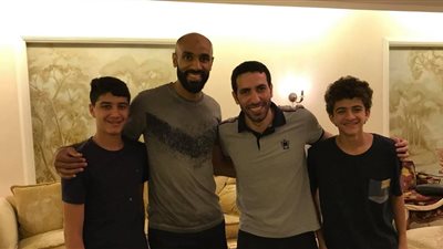 أبو تريكة في صورة جديدة تجمعه مع ابنيه واللاعب كانوتيه